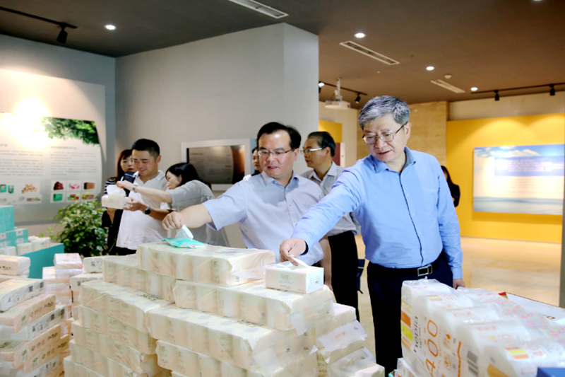 2019年 5月22日，时任浙江省社会组织综合党委专职副书记、省民政厅社会组织治理局局长蔡国华光临pp电子纸业调研企业发展情况和党建工作
