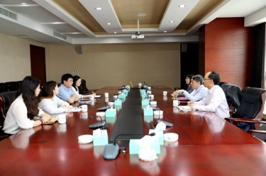 平湖市关工委主任邱其良光临pp电子纸业调研下一代工作