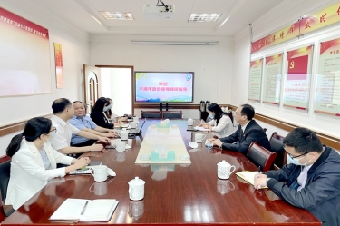 平湖市政协主席何健光临pp电子纸业全资子公司平湖景包调研走访