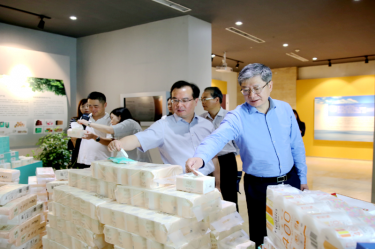 2019年 5月22日，时任浙江省社会组织综合党委专职副书记、省民政厅社会组织治理局局长蔡国华光临pp电子纸业调研企业发展情况和党建工作