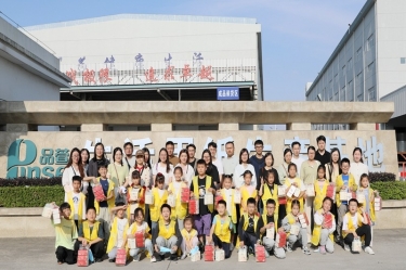 探寻古法技艺 感触造纸朝气 |“幼脚走平湖”之“纸业达人”亲子研学活动走进pp电子纸业